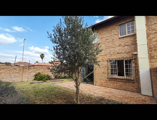 2 BEDROOM TOWNHOUSE FOR SALE IN ANNLIN